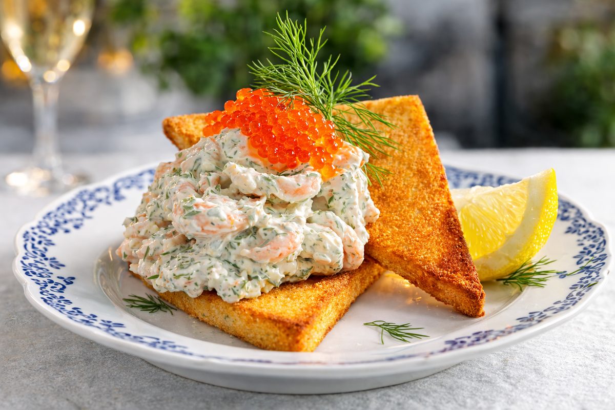 Toast Skagen med löjrom och dill
